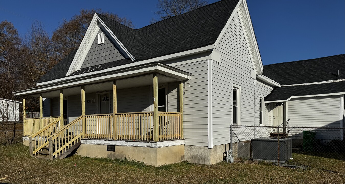 124 W Lee Ave in Bessemer City, NC - Foto de edificio