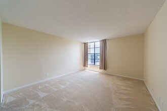 15 Royal Palm Way-Unit -4020 in Boca Raton, FL - Building Photo - Building Photo