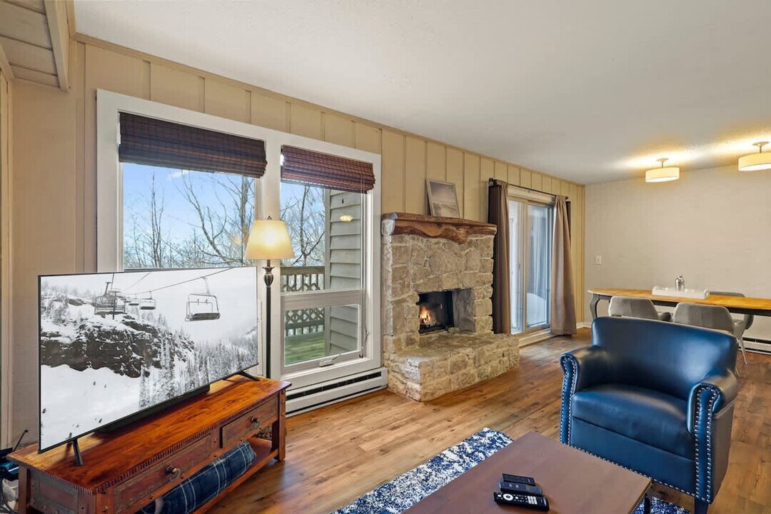 111 Courtside Ln in Beech Mountain, NC - Building Photo