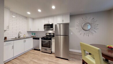 303 W Clemmens Ln in Fallbrook, CA - Building Photo - Building Photo