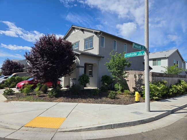 3033 N Creekside St in Visalia, CA - Building Photo - Building Photo