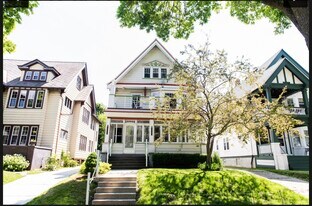 2952 N Frederick Ave