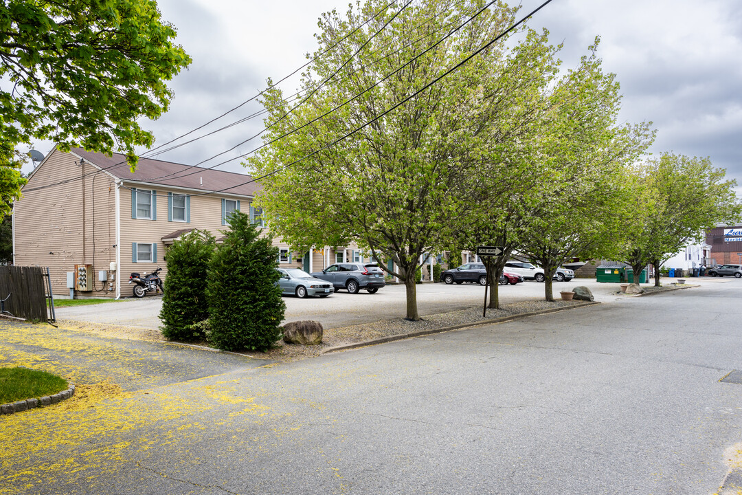 Sharon Village in Cranston, RI - Foto de edificio