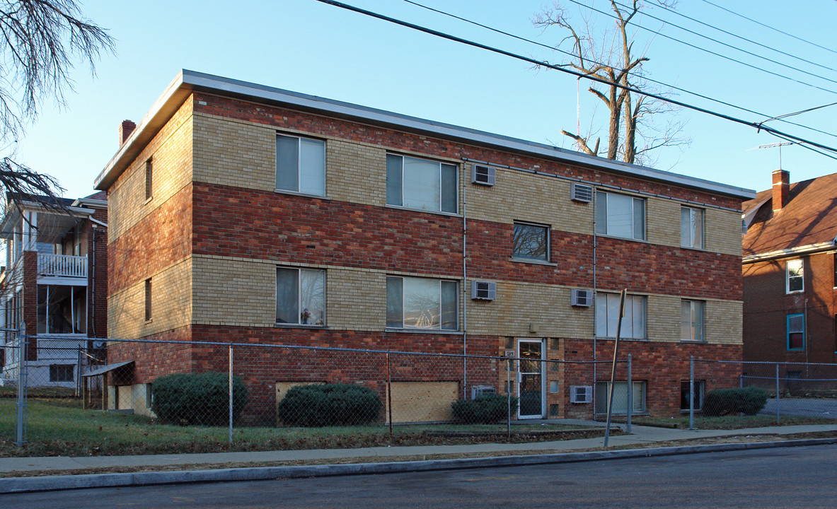 745 Oak St in Cincinnati, OH - Foto de edificio