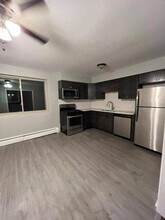 1332 W Touhy Ave in Chicago, IL - Building Photo - Building Photo