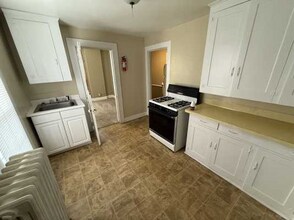 437 W Walnut St, Unit 2 in Kalamazoo, MI - Building Photo - Building Photo