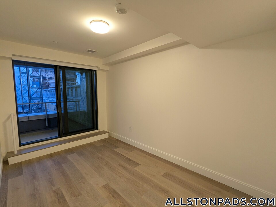 1079 Commonwealth Ave in Boston, MA - Building Photo