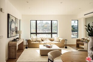 2822 1/2 Avenel St in Los Angeles, CA - Building Photo