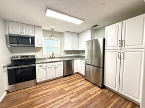 329 W Main St in Kerrville, TX - Building Photo - Building Photo