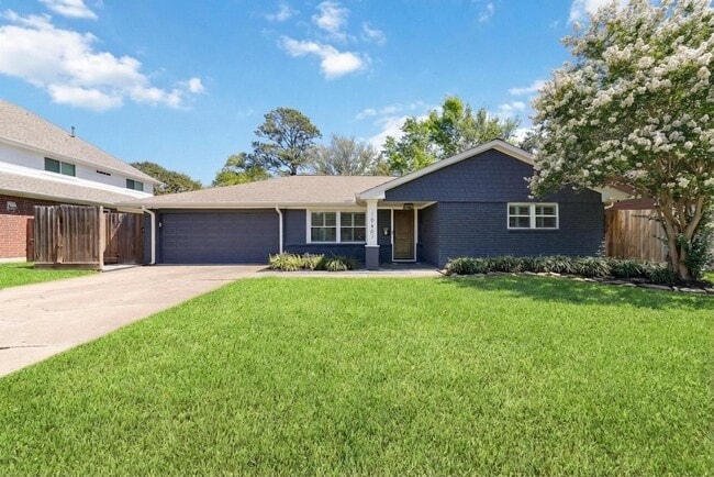 10607 Chimney Rock Rd in Houston, TX - Building Photo - Building Photo