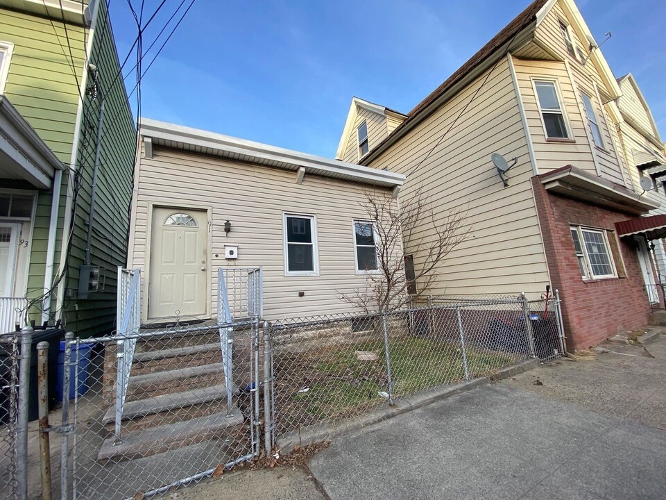 91 W 19th St in Bayonne, NJ - Building Photo