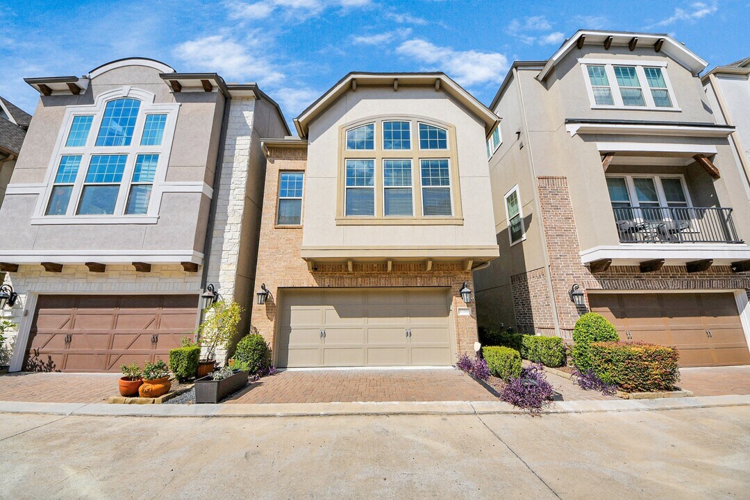 8306 Hillendahl Blvd in Houston, TX - Building Photo