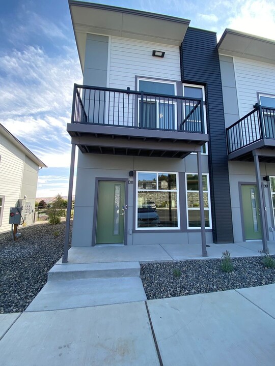 200 Canyon Pkwy in Selah, WA - Building Photo