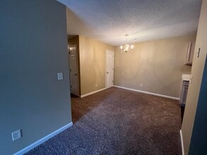 2624 Guyer St, Unit 2A in High Point, NC - Foto de edificio - Building Photo