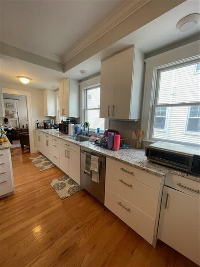 34 Leonard St, Unit 1 in Somerville, MA - Building Photo - Building Photo