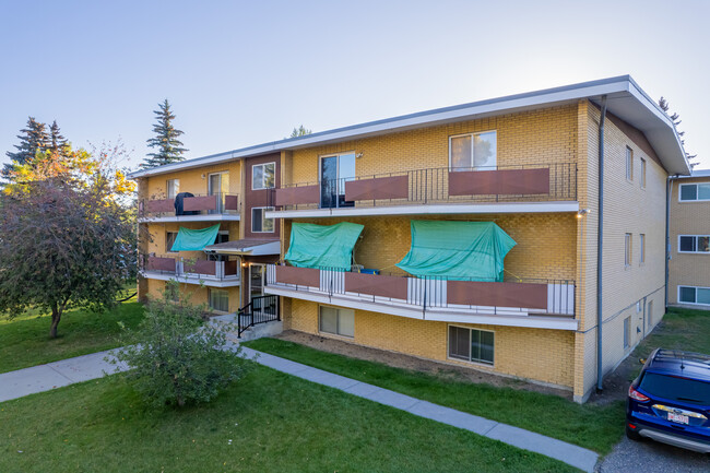 3111 Blakiston Dr NW in Calgary, AB - Building Photo - Building Photo