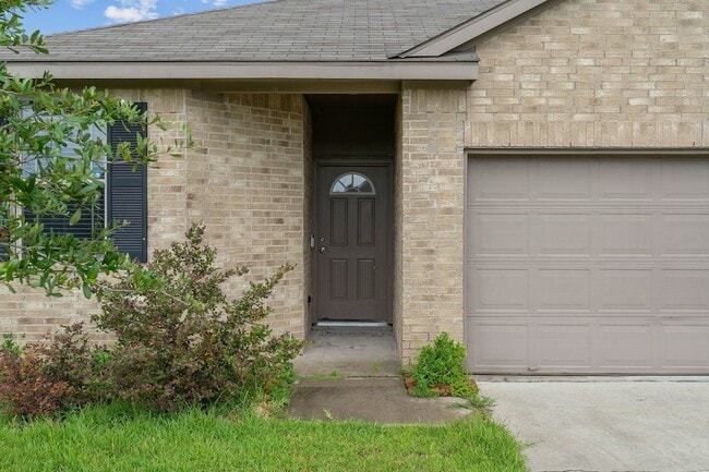 11053 Patriot Ct in Cleveland, TX - Foto de edificio - Building Photo