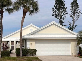 705 Harrington Lake Dr S in Venice, FL - Building Photo