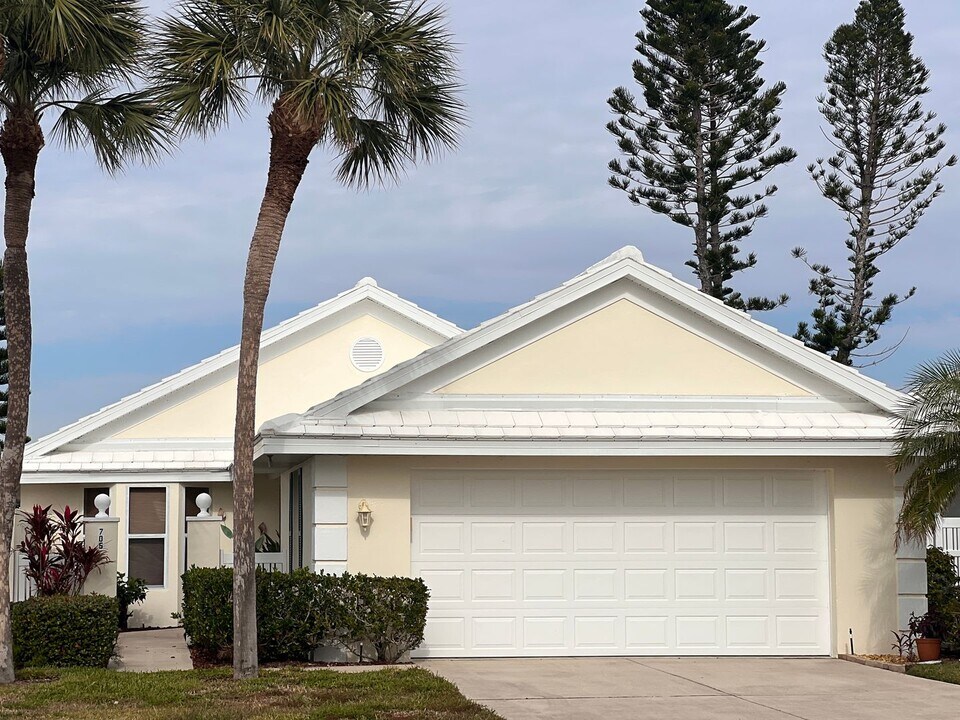 705 Harrington Lake Dr S in Venice, FL - Building Photo