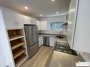 869 Alandele Ave in Los Angeles, CA - Building Photo - Building Photo