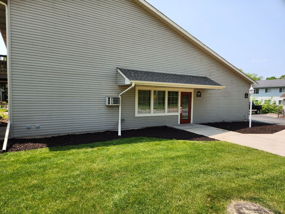 405 Main St in Lomira, WI - Building Photo