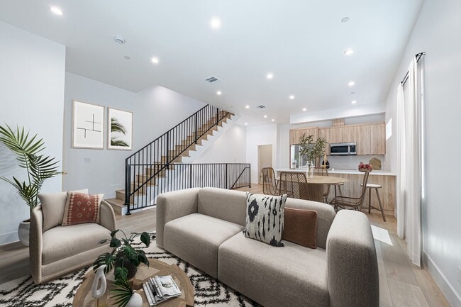 240 N Dillon St in Los Angeles, CA - Building Photo - Building Photo
