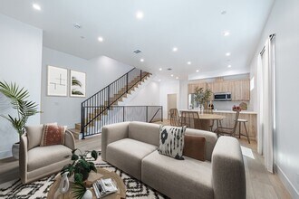 240 N Dillon St in Los Angeles, CA - Foto de edificio - Building Photo