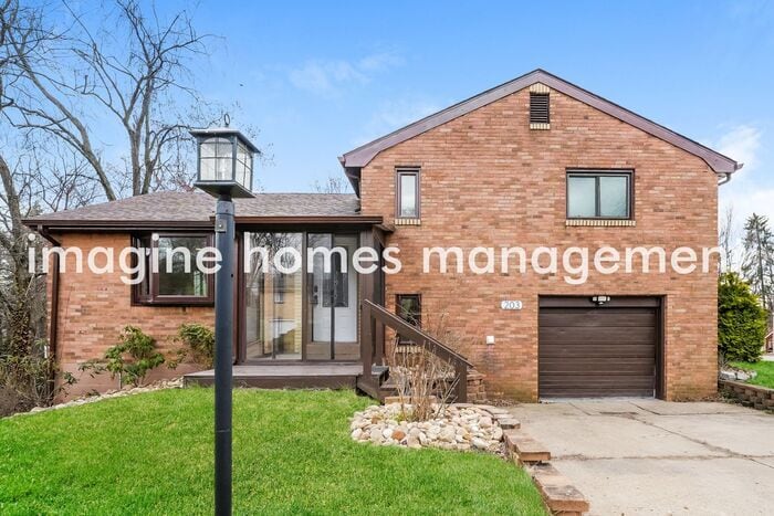 203 Hilton Dr in Pittsburgh, PA - Building Photo