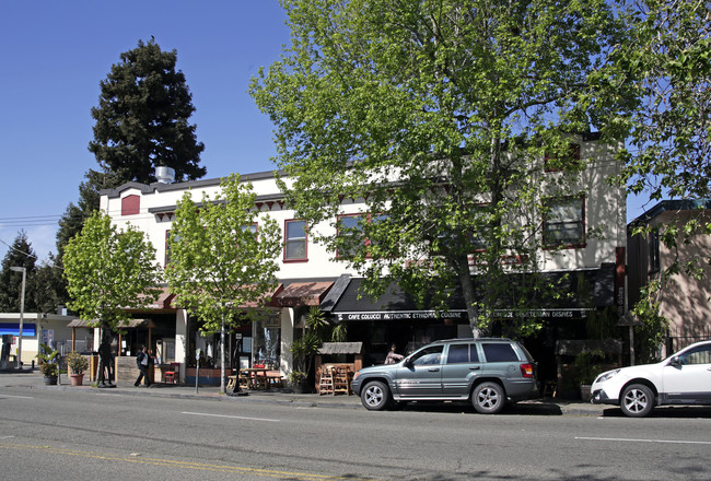 6425 Telegraph Ave in Oakland, CA - Foto de edificio - Building Photo