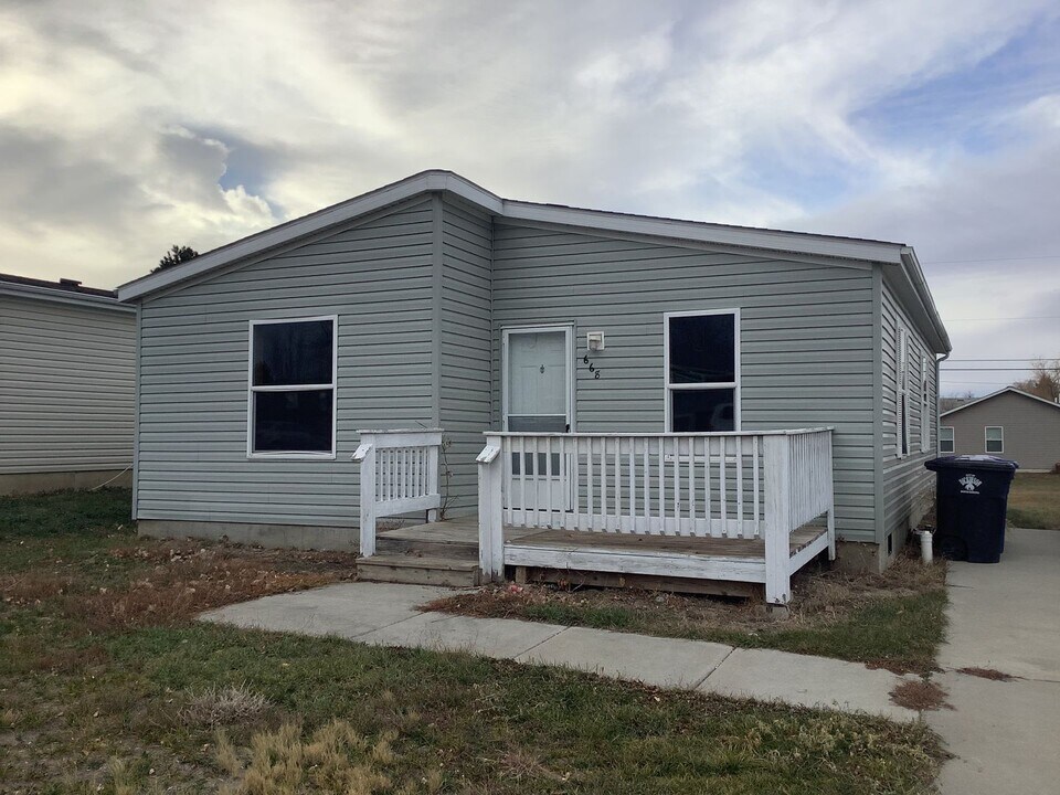 668 2nd Ave SE in Dickinson, ND - Foto de edificio