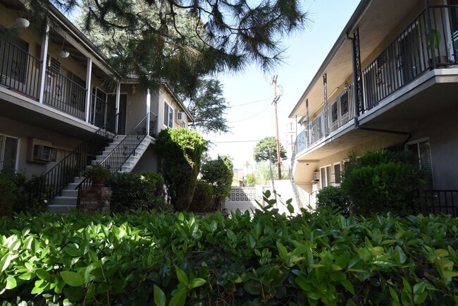 10834 Bloomfield St in Los Angeles, CA - Building Photo - Building Photo
