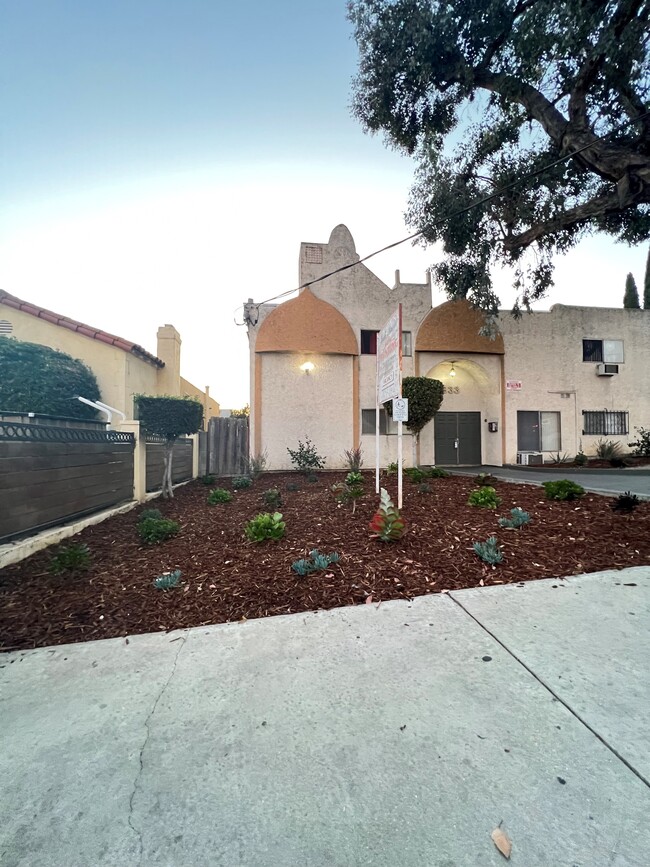 Kadi Manor in Los Angeles, CA - Foto de edificio - Building Photo