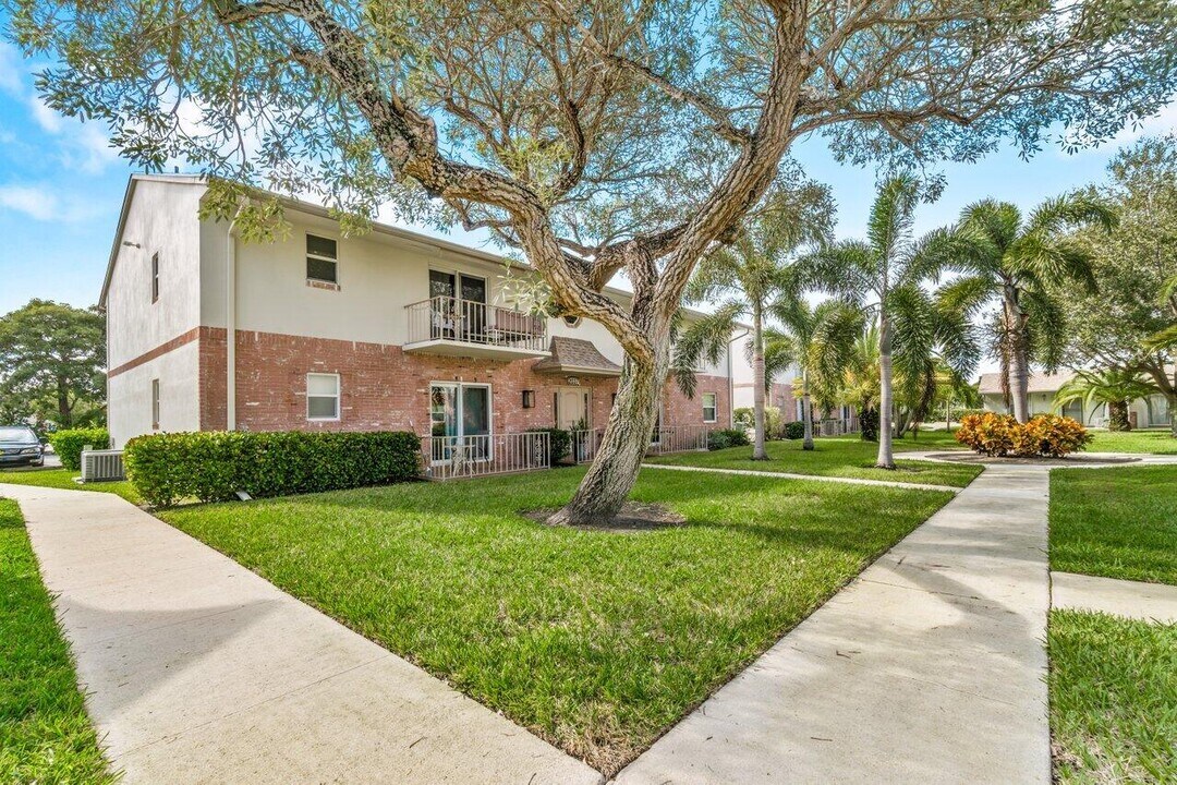 2037 S Seacrest Blvd in Boynton Beach, FL - Building Photo