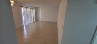 7747 SW 86th St, Unit D 304 in Miami, FL - Building Photo