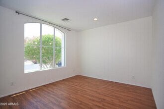 1090 W Caroline Ln in Tempe, AZ - Building Photo - Building Photo