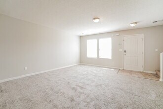 10038 Chariden Dr in Cordova, TN - Foto de edificio - Building Photo