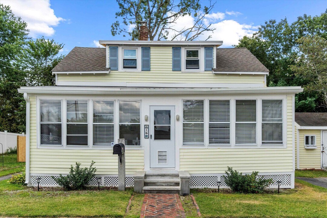 16 Chautauqua Ave in Nashua, NH - Building Photo