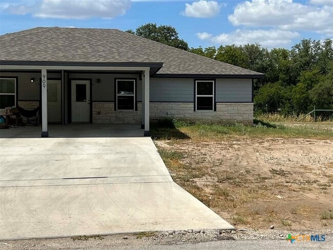 property at 909 E 3rd St