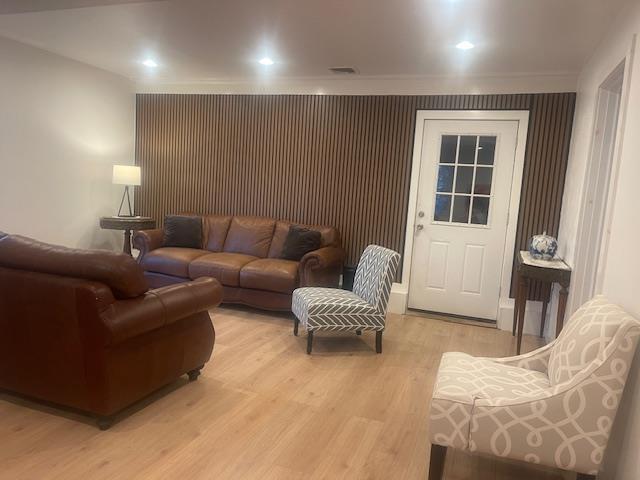 4 Woodfield Ave in East Quogue, NY - Foto de edificio