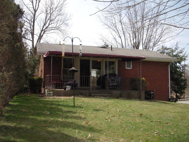 405 Lindsay Rd in Carnegie, PA - Building Photo - Building Photo