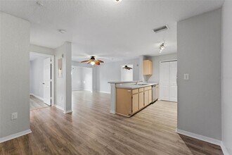 5479 Vineland Rd in Orlando, FL - Building Photo - Building Photo