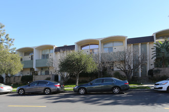 13228 Fiji Way in Marina Del Rey, CA - Foto de edificio - Building Photo