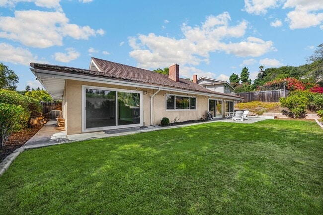 1017 La Senda Dr in Fullerton, CA - Foto de edificio - Building Photo