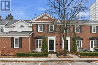 1280 Maple Crossing Blvd in Burlington, ON - Building Photo - Building Photo