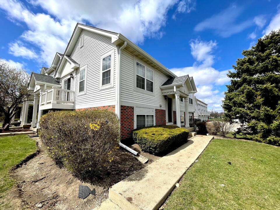 341 Holiday Ln in Hainesville, IL - Foto de edificio