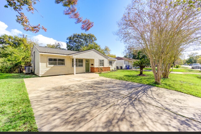 property at 1210 N Natchez Dr