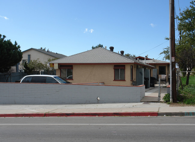 2387-2391 E Beyer Blvd in San Ysidro, CA - Foto de edificio - Building Photo