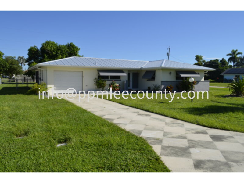 451 Monterey Ave in Cape Coral, FL - Foto de edificio