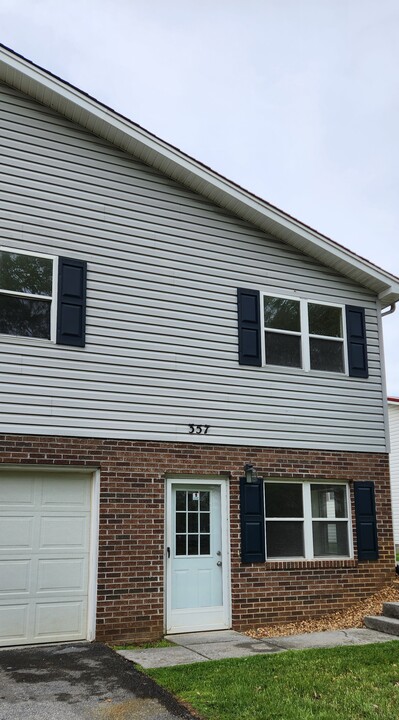 357 Magnolia Drive in Bristol, VA - Foto de edificio