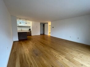 50 Longwood Ave, Unit 319 in Brookline, MA - Foto de edificio - Building Photo